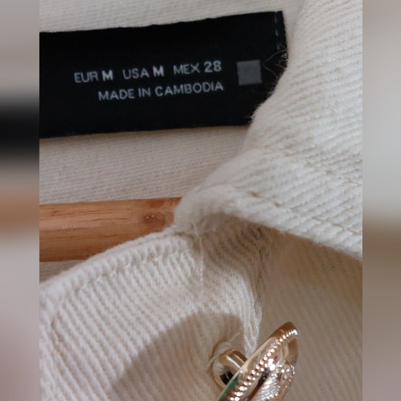 Zara Ecru-White Jean Jacket with Gold Button Detail - Picture 5 of 7
